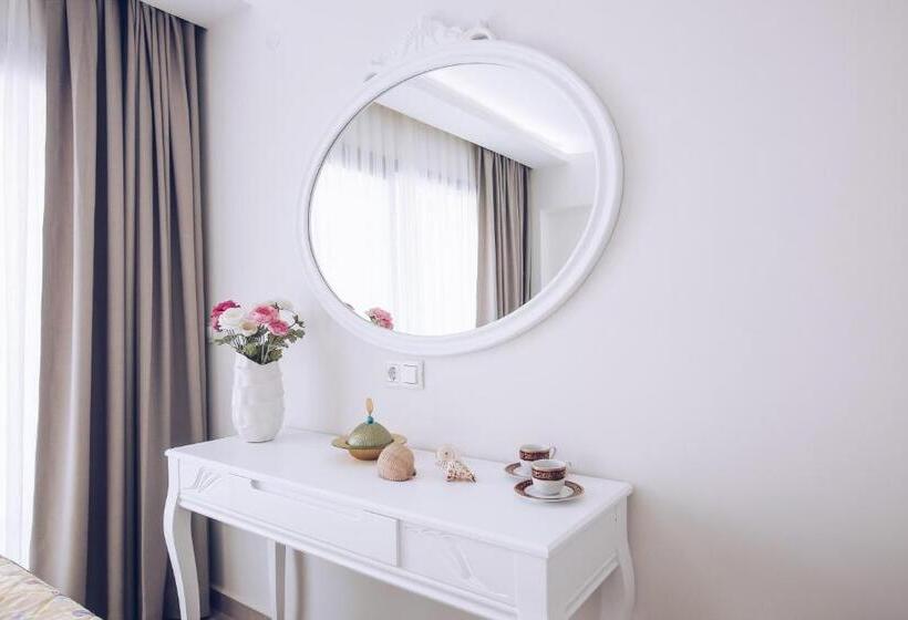 Suite with Balcony, Princess Kinli Suites