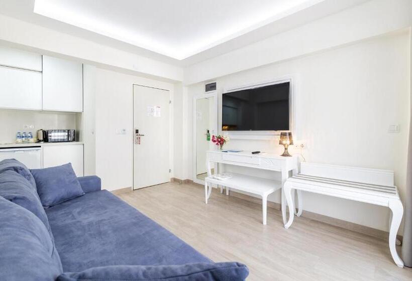 Suite with Balcony, Princess Kinli Suites
