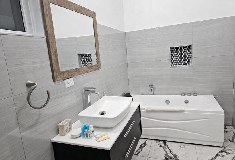 سوییت با چشم‌انداز دریا, Roots Cafe Rooms