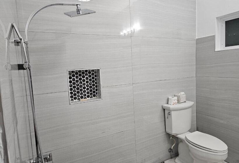 سوییت با چشم‌انداز دریا, Roots Cafe Rooms