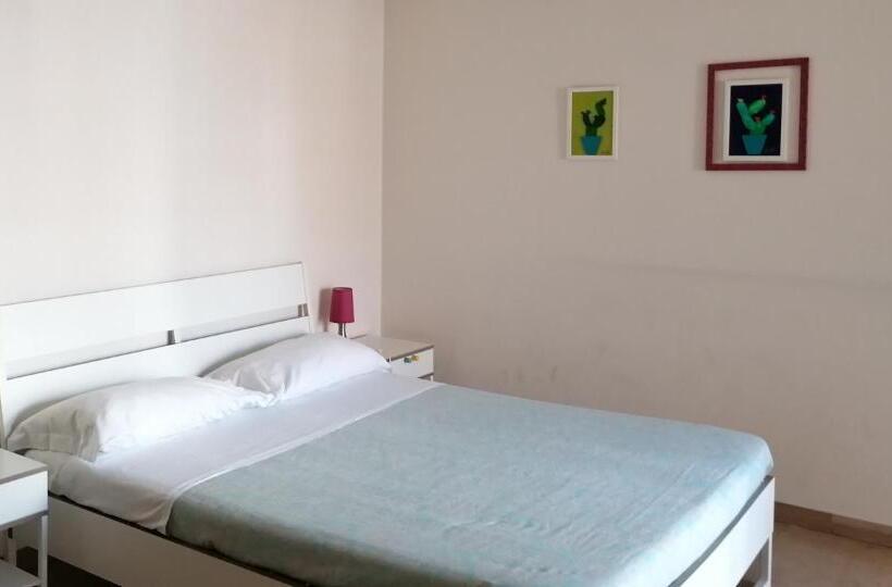 اتاق استاندارد با سرویس بهداشتی مشترک, Your Room In Catania