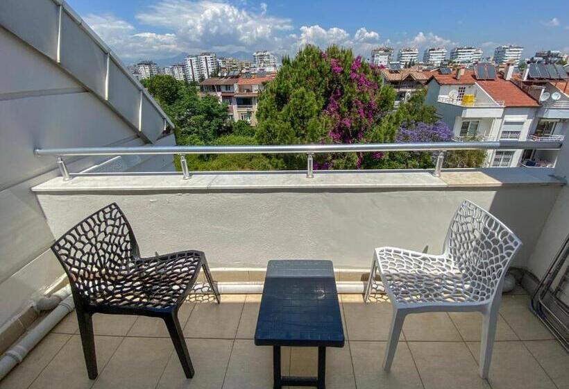 سوییت لوکس, Livia Luxury Apart