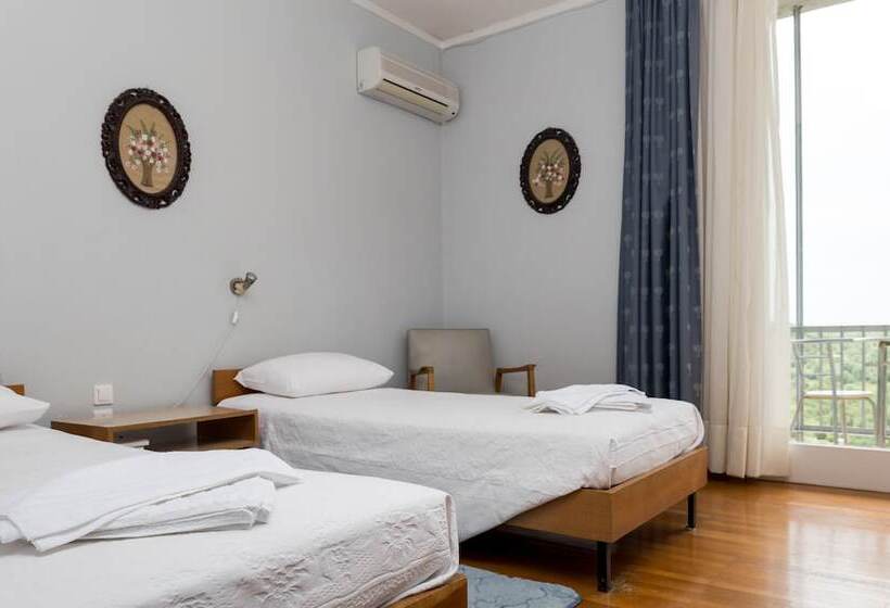 Quarto Triplo Estandar, Theoxenia
