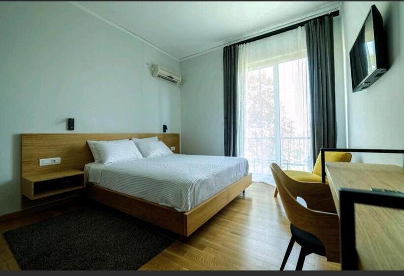 Quarto Estandar, Theoxenia