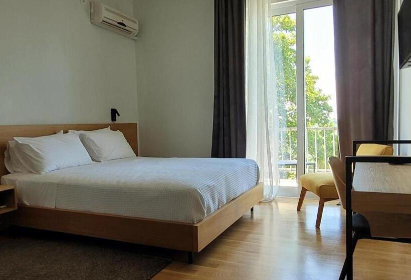 Quarto Estandar, Theoxenia