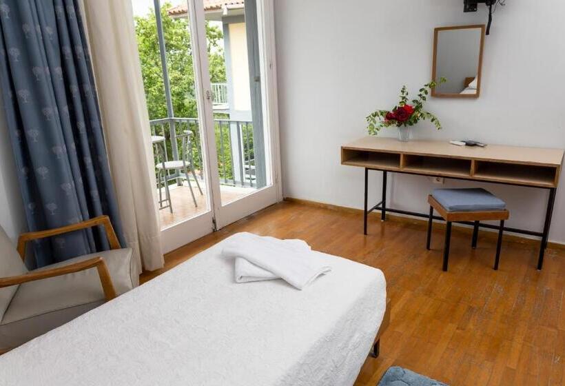 Quarto Estandar Individual, Theoxenia