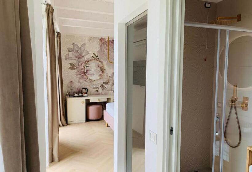 Номер Стандарт с Балконом, Luxury Suites Rocopom   Lake Front