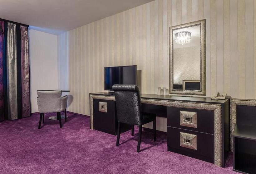 سوییت جونیور لوکس, Elegance
