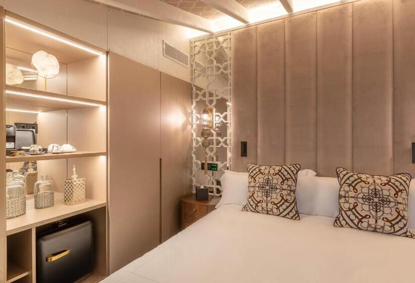 Habitación Superior, Claude Marbella