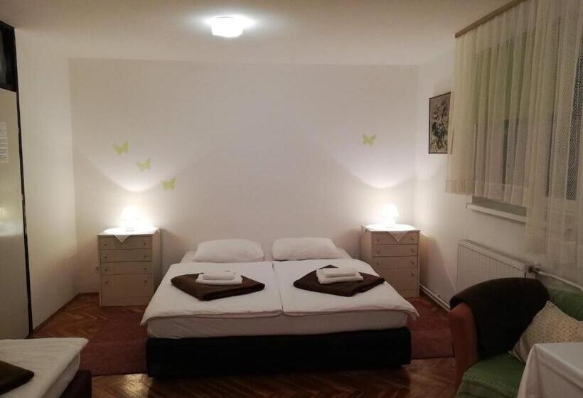 Habitació Triple Estàndard Bany Compartit, Guesthouse Arnika