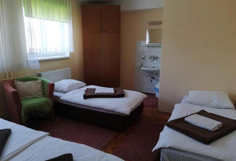 标准四人间共用浴室, Guesthouse Arnika