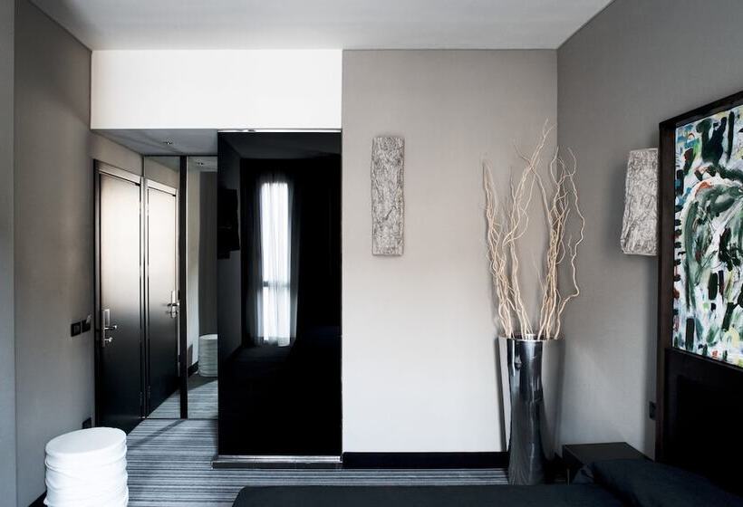 Standard Room, Twenty One