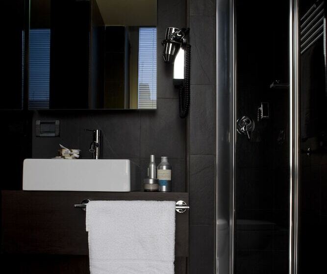 Deluxe Room, Twenty One
