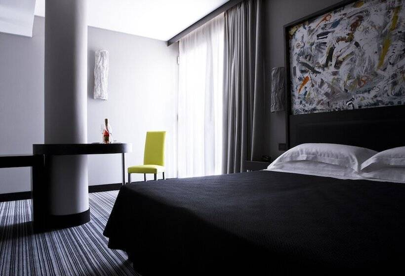 Deluxe Room, Twenty One