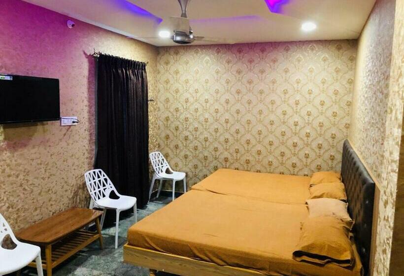 Четырехместный Номер Стандарт, C M Hotel New