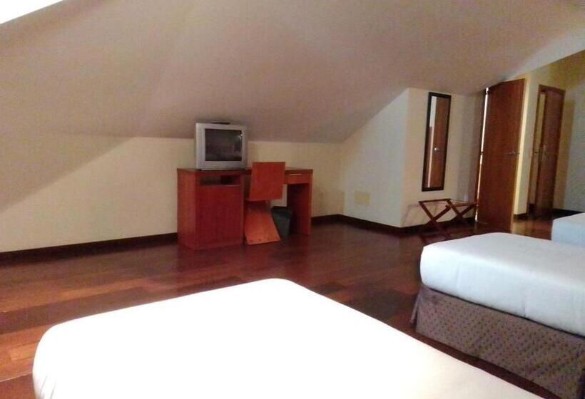Quarto Triplo Estandar, Acez