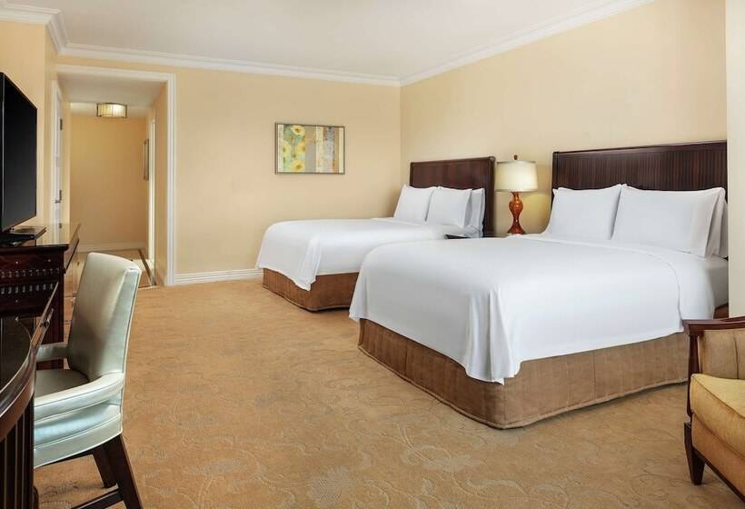 חדר דלוקס מותאם לאנשים עם מוגבלויות, Waldorf Astoria Orlando   An Official Walt Disney World®