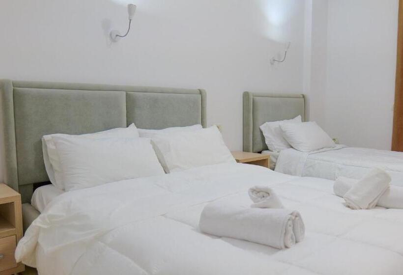 발코니가 있는 4인용 스탠다드 룸, Villa Gjika