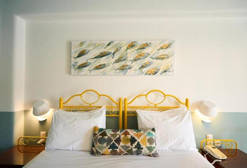 اتاق سوپریور با چشم‌انداز استخر, Bellissimo Resort