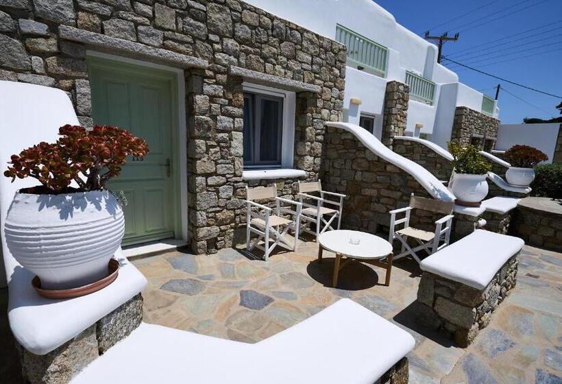 اتاق سوپریور با چشم‌انداز استخر, Bellissimo Resort