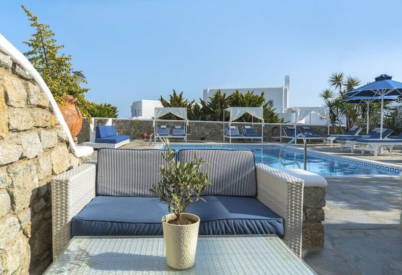 اتاق سوپریور با چشم‌انداز استخر, Bellissimo Resort