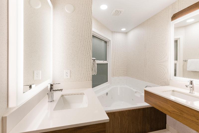 キングサイズベッドのスイートルーム, Holiday Inn Express Grande Prairie, An Ihg