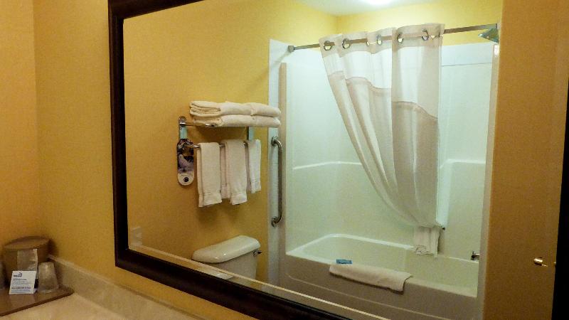 キングサイズベッドのエクゼクティブルーム, Holiday Inn Express Grande Prairie, An Ihg