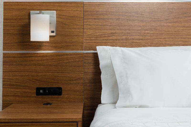 キングサイズベッドのスタンダードルーム, Holiday Inn Express Grande Prairie, An Ihg