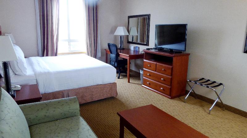 キングサイズベッドのスタンダードルーム, Holiday Inn Express Grande Prairie, An Ihg