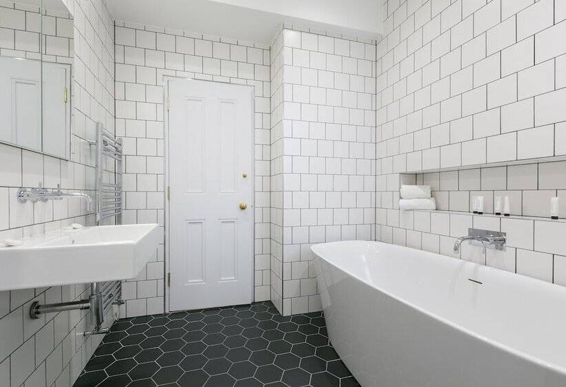 1 Bedroom Penthouse Apartment, Urban Chic  Shaftesbury