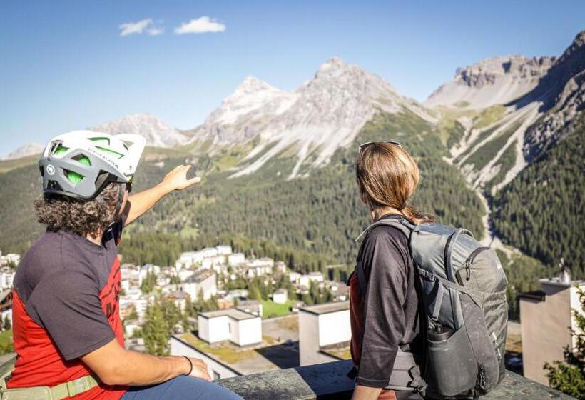 חדר סטנדרטי לארבעה עם חדר אמבטיה משותף, Arosa Mountain Lodge