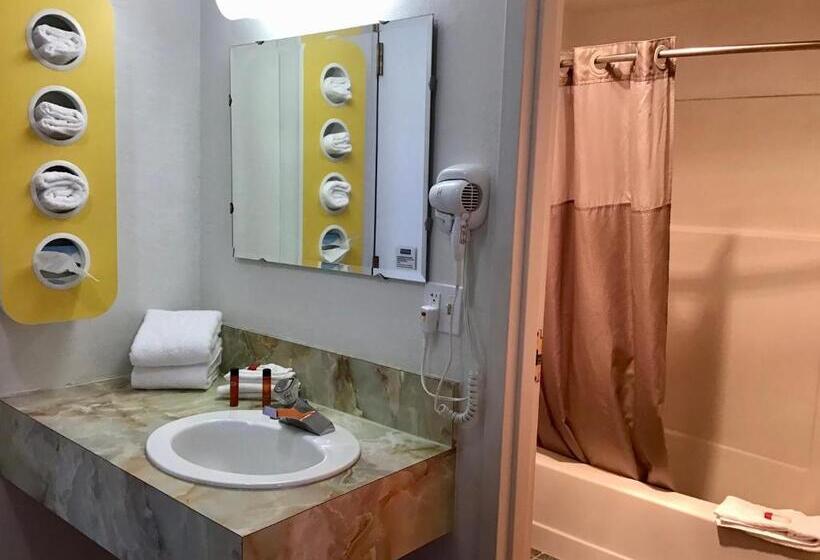 Люкс Deluxe Кровать Кинг, Travelodge Inn & Suites By Wyndham Missoula University Park