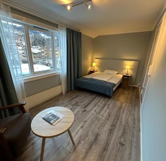 Quarto Estandar Individual, Brakanes