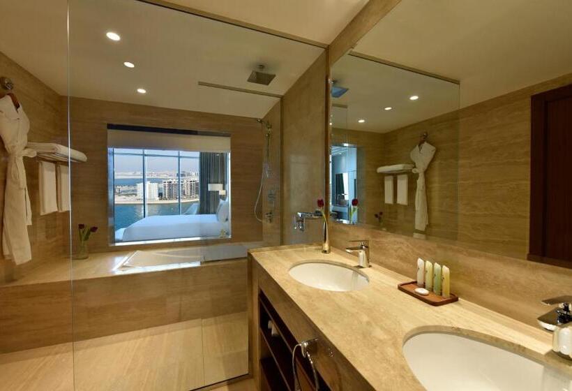 Quarto Club, Grand Swiss Belhotel Waterfront Seef