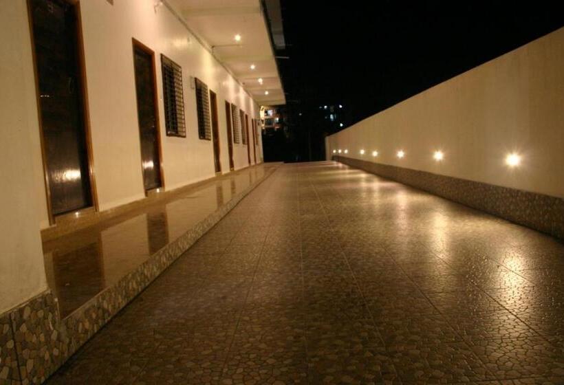 Quarto Deluxe, Utsav Grand By Chocolate Inn