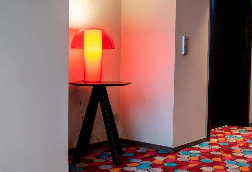 家庭间, Motel L Lund
