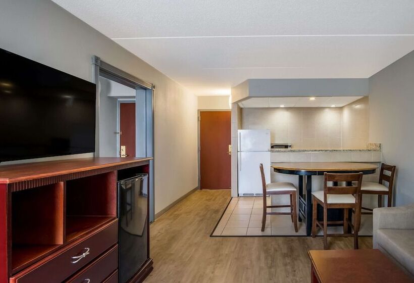 Люкс, Clarion Inn & Suites Airport