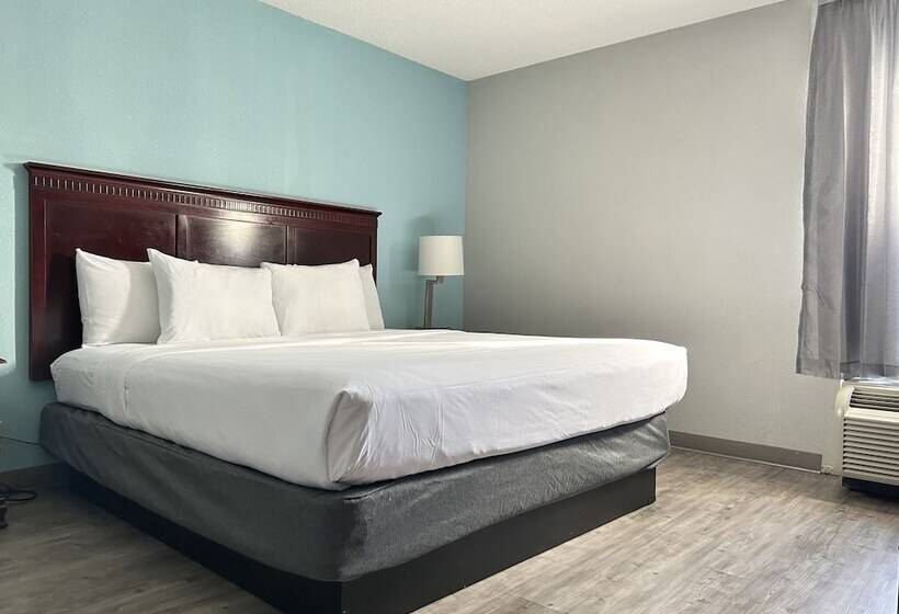 Люкс, Clarion Inn & Suites Airport