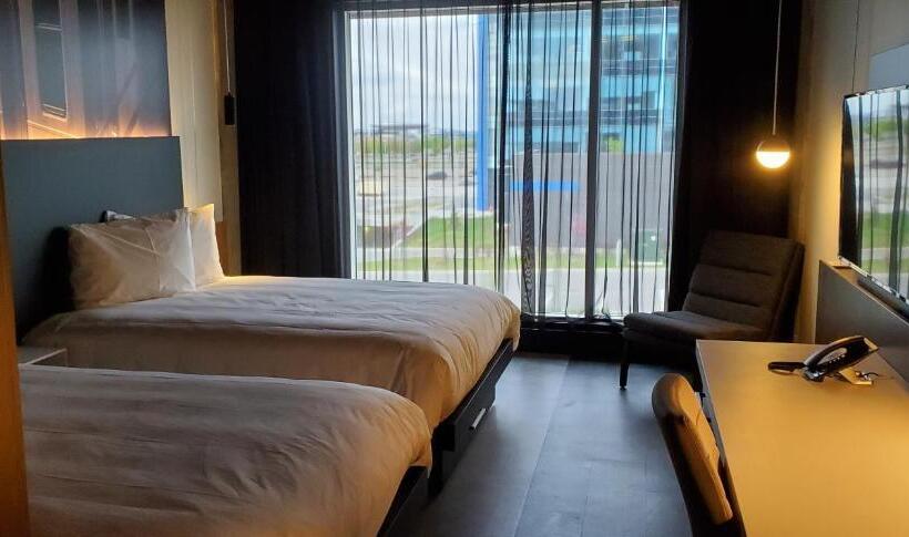 Номер Deluxe, Grand Times Hotel Laval   Centropolis