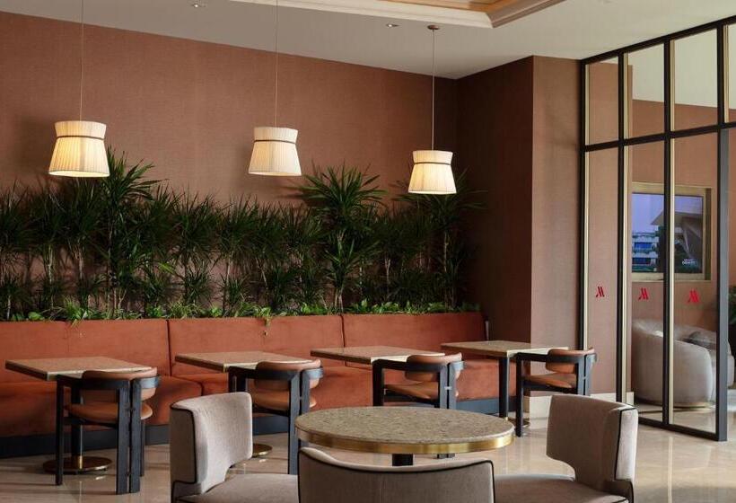キングサイズベッドのクラブルーム, Istanbul Marriott Pendik