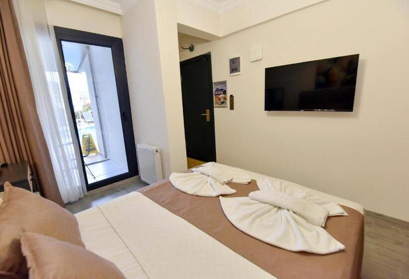 Номер Стандарт Вид на Бассейн, Mykonut Boutique Suites