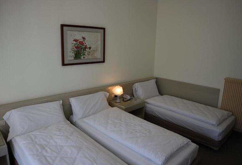 Quarto Triplo Estandar, Bristol