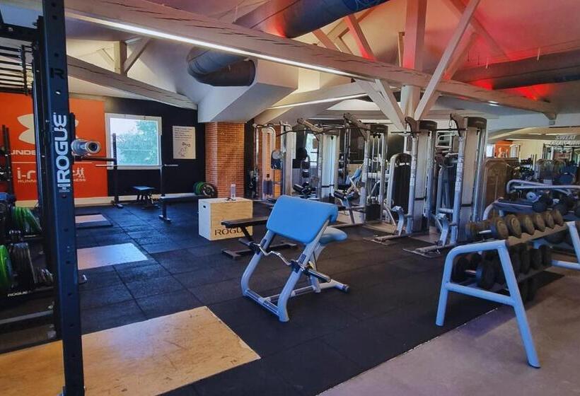 Семейный Номер, Sporting House
