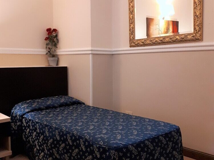 חדר סטנדרט לארבעה, Sweet Home