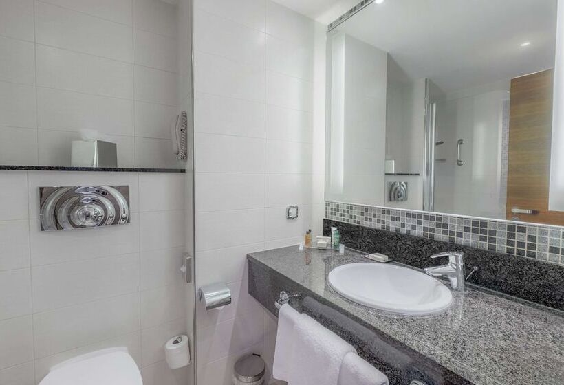 Семейный Номер, Hilton Reading