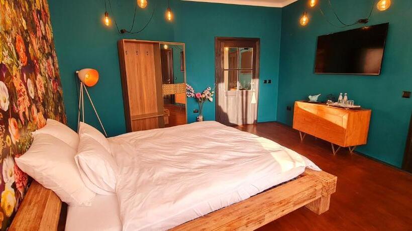 اتاق لوکس با تخت بزرگ, Paradiso Perduto Private Apartment By Weinkeller