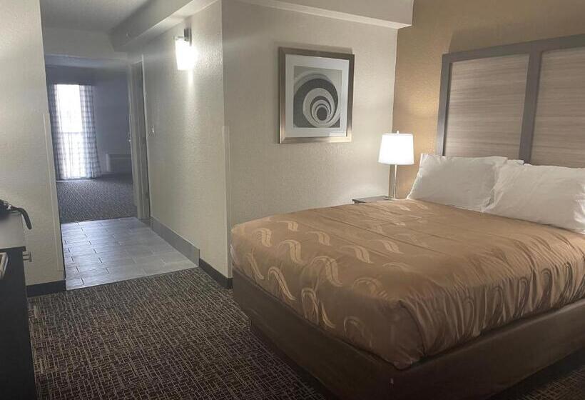 Люкс Кровать Кинг, Quality Inn & Suites Spring Lake   Fayetteville Near Fort Liberty