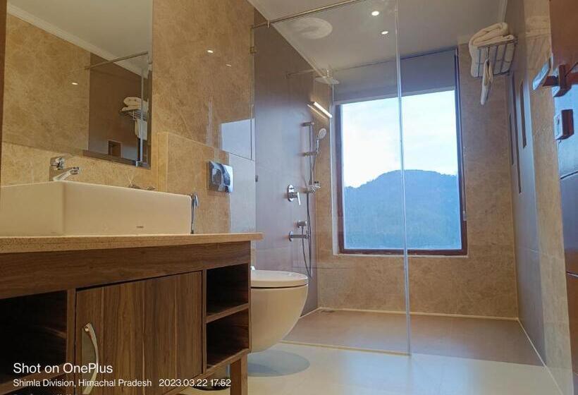 패밀리 룸, The Jungle Mountain Retreat