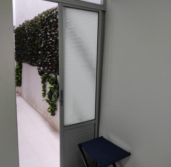 اتاق استاندارد سه نفره, Escala