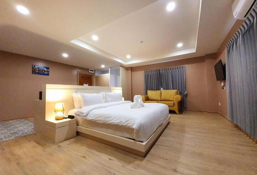 سوییت با چشم‌انداز کوه, Usabai Riverside Boutique